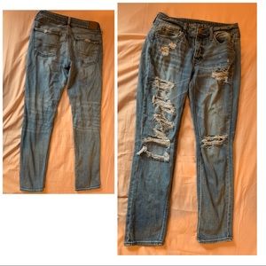 American Eagle Ripped Tomgirl Mom Jeans Size 4